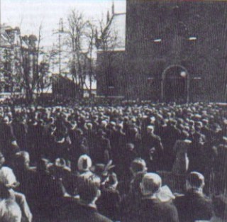 Folkemengden synger Ja, vi elsker. Langfredag 1942.